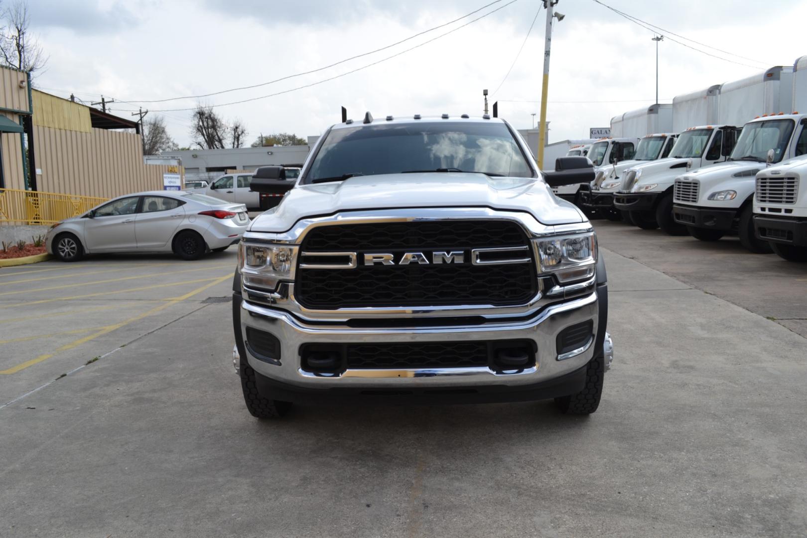 2021 WHITE /BLACK RAM SLT 4500 with an CUMMINS 6.7L TURBO DIESEL engine, AISIN A465 6SPD AUTOMATIC transmission, located at 9172 North Fwy, Houston, TX, 77037, (713) 910-6868, 29.887470, -95.411903 - Photo#1